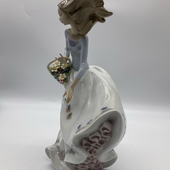 LLADRÓ PETALS IN THE WIND PORCELAIN FIGURINE - Picture 9 of 10
